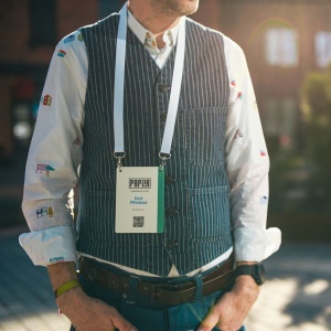 kaelapael kahe kiirkarabiiniga